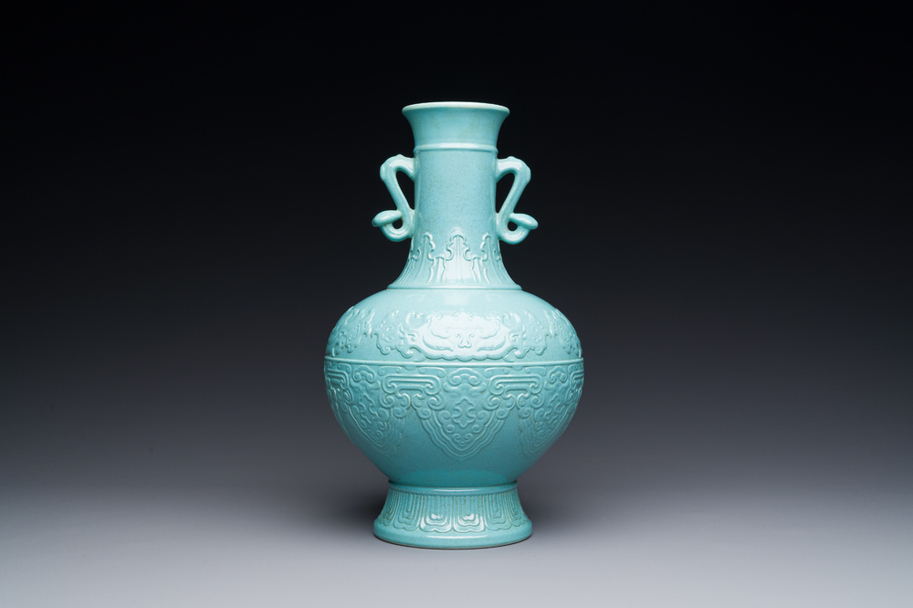 Vase en porcelaine de Chine en turquoise monochrome aux anses en form de ruyi, marque de Qianlong, 19/20&egrave;me