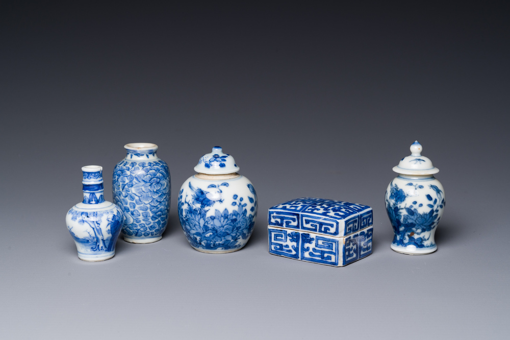 Quatre vases et une bo&icirc;te couverte en porcelaine de Chine en bleu et blanc, tous marqu&eacute;s, 18/19&egrave;me