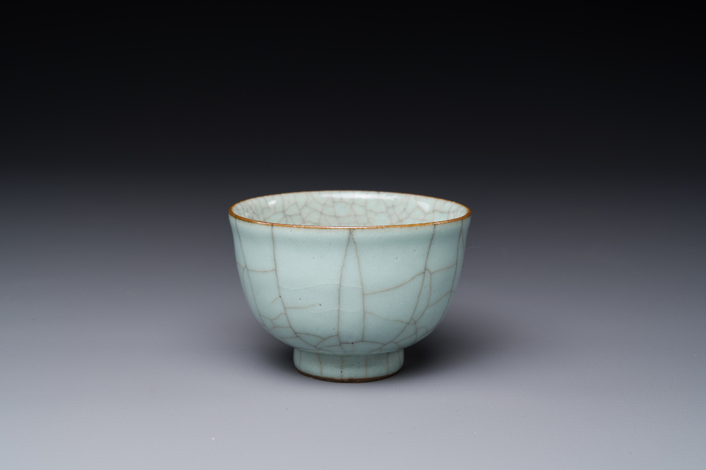 A Chinese ge-type crackle-glazed tea cup, 19th C.