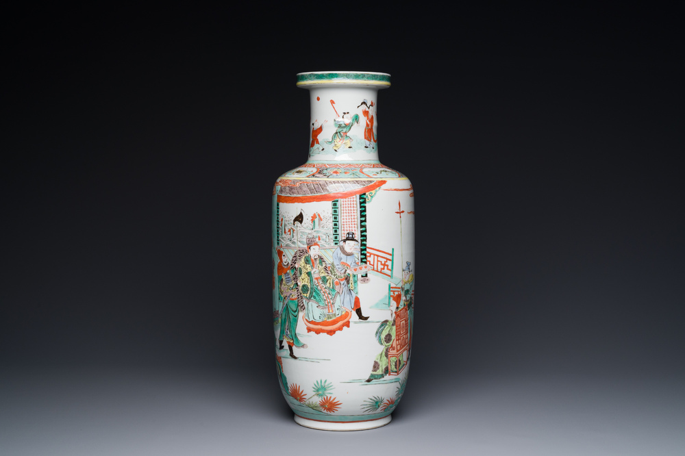 Een Chinese famille verte rouleau vaas met verhalend decor, 19e eeuw