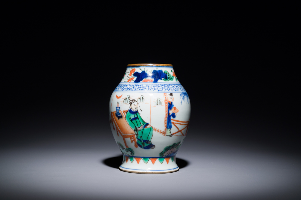 Vase en porcelaine de Chine wucai &agrave; d&eacute;cor figuratif et calligraphie, 19&egrave;me