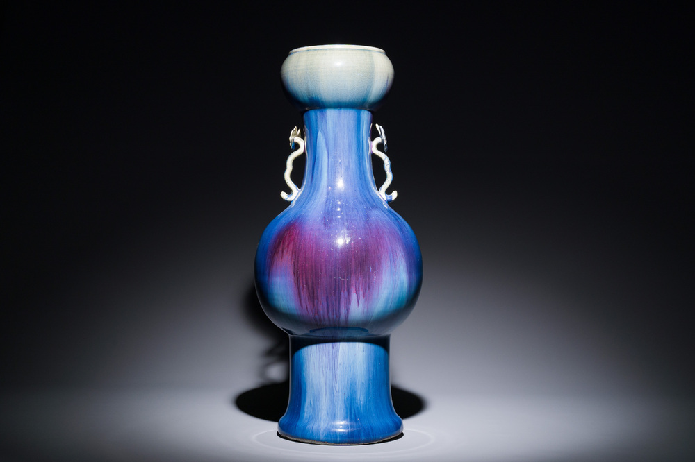 Vase de forme bouteille &agrave; t&ecirc;te d'ail en porcelaine de Chine &agrave; &eacute;mail flamb&eacute; aux anses en form de ruyi, 19&egrave;me