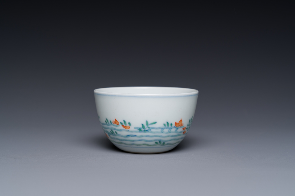 Tasse en porcelaine de Chine doucai &agrave; d&eacute;cor de poissons rouges, marque Cai Hua Tang Zhi 彩華堂製, 18&egrave;me