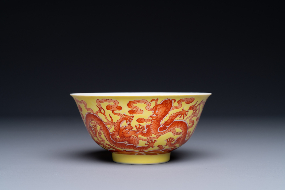 Rare bol en porcelaine de Chine &agrave; d&eacute;cor de dragons en rouge de fer sur fond jaune, marque et &eacute;poque de Qianlong