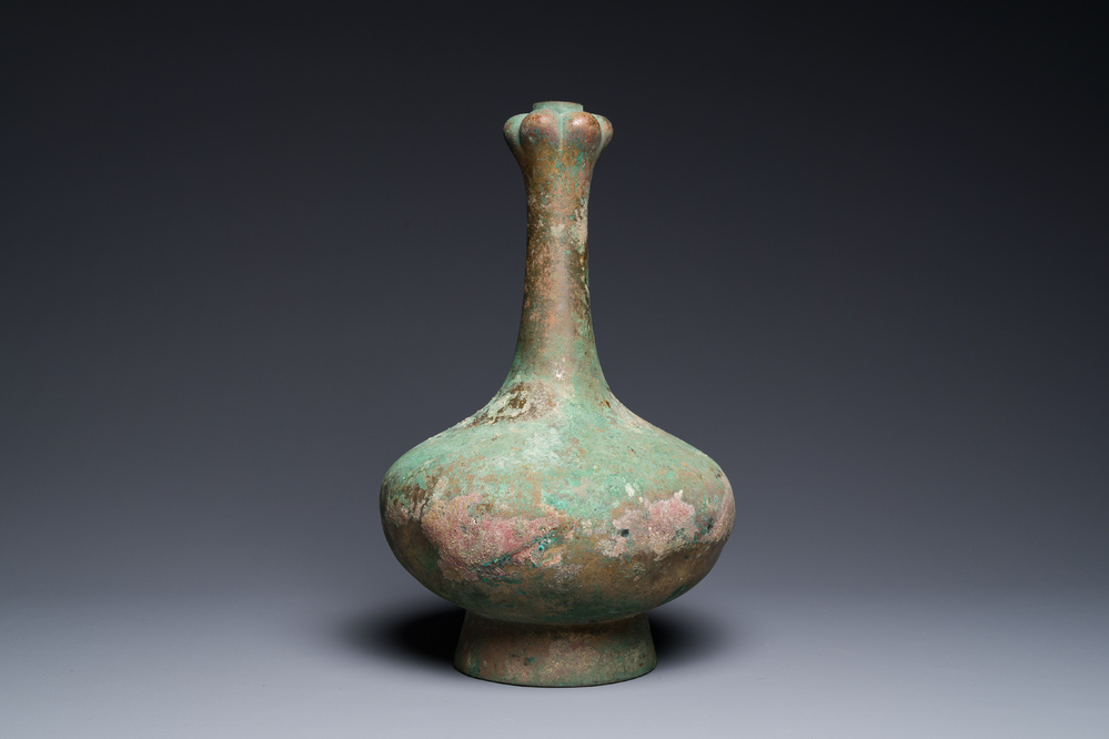 Vase de forme bouteille &agrave; t&ecirc;te d'ail en bronze, Chine, Han