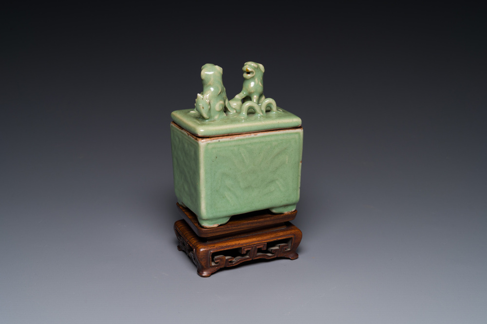 Een rechthoekig Chinees Longquan celadon wierookvat en deksel op houten sokkel, Ming