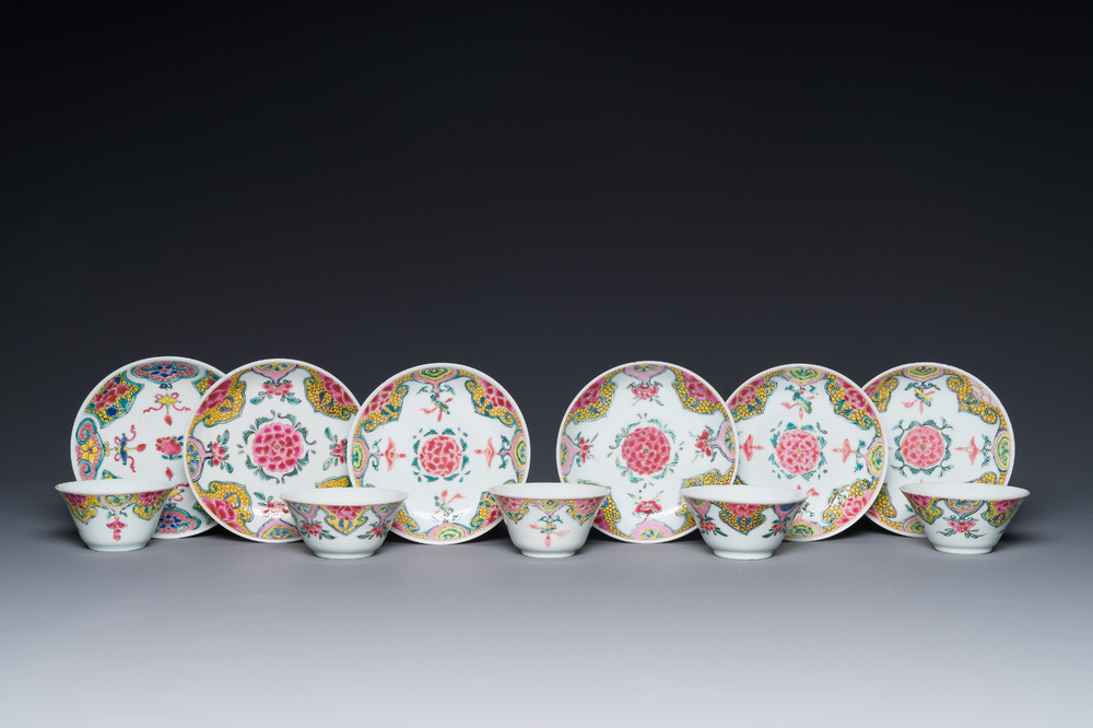 Vijf Chinese famille rose koppen en zes schotels met floraal decor, Yongzheng/Qianlong