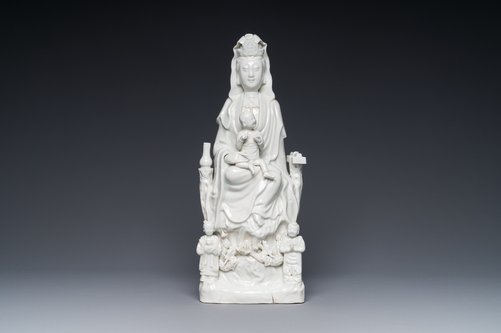 Groupe de Guanyin avec un gar&ccedil;on entour&eacute;s de ses servants en porcelaine blanche de Dehua, Chine, 18&egrave;me