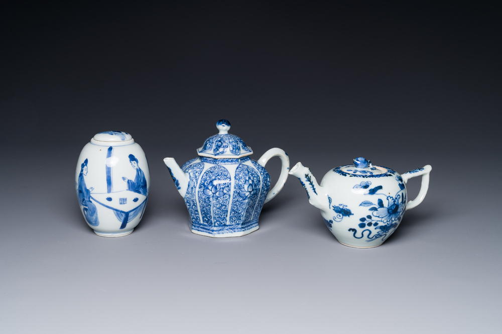 Een Chinese blauw-witte theebus en twee theepotten, Kangxi/Qianlong