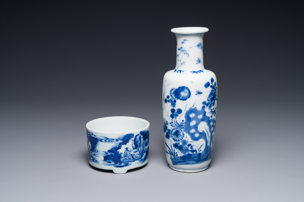 Vase de forme rouleau et un br&ucirc;le-parfum tripode en porcelaine de Chine en bleu et blanc, Kangxi