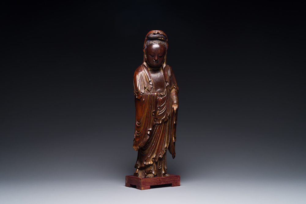 Sculpture de Guanyin en bois laqu&eacute; et partiellement dor&eacute;, Chine, Ming