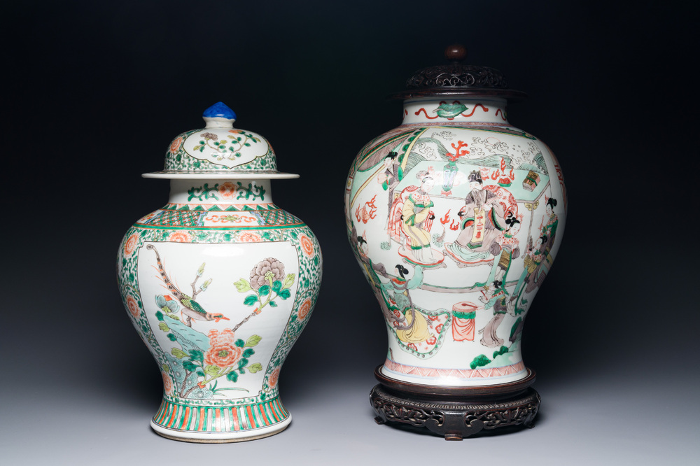 Two Chinese famille verte covered vases on wooden stands, 19th C.