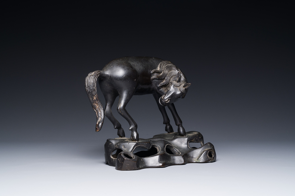 Een zeldzaam Chinees bronzen beeld van een paard, Ming