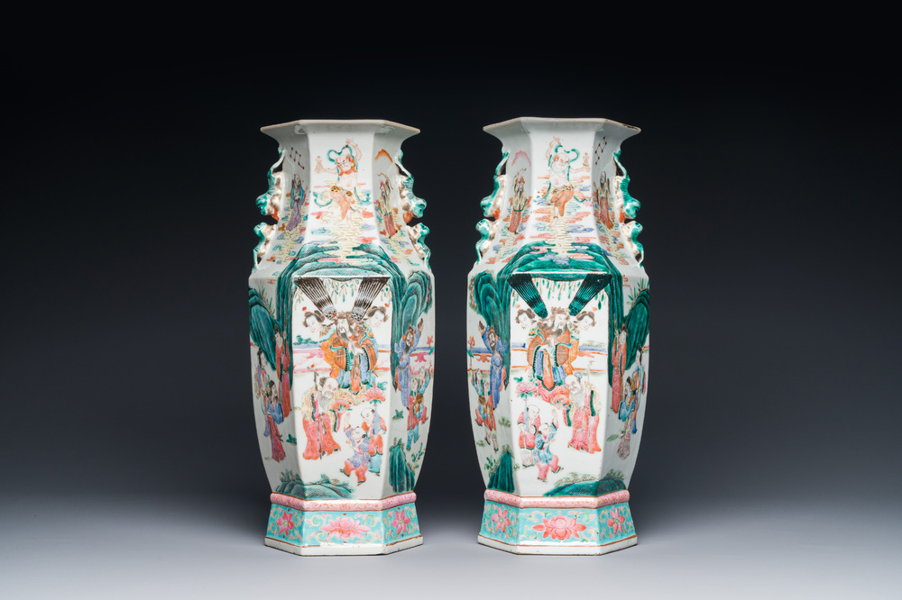 Paire de vases de forme hexagonale en porcelaine de Chine famille rose, 19&egrave;me