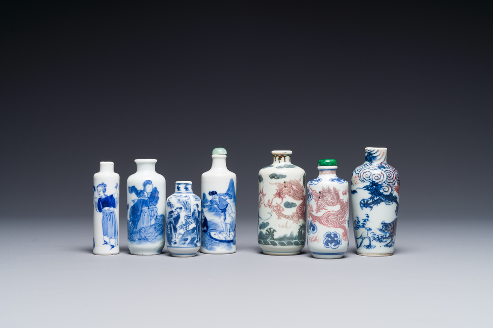 Zeven Chinese blauw-witte en koperrode snuifflessen, Yongle en Yongzheng merk, 19e eeuw