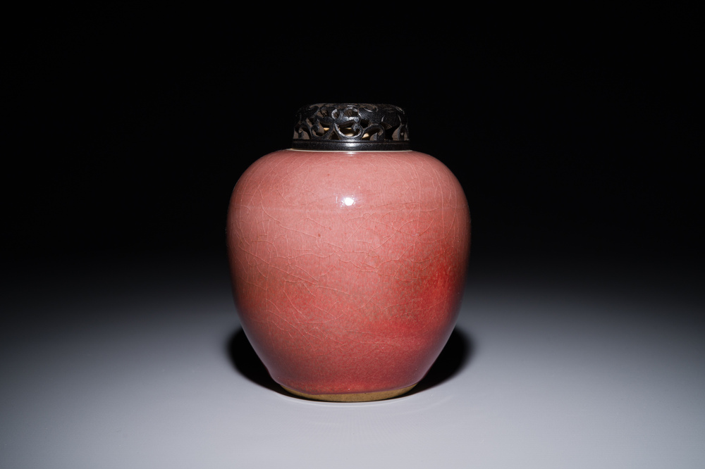 Pot de gingembre en porcelaine de Chine en rouge de cuivre monochrome au couvercle en bois ajour&eacute;, 18/19&egrave;me