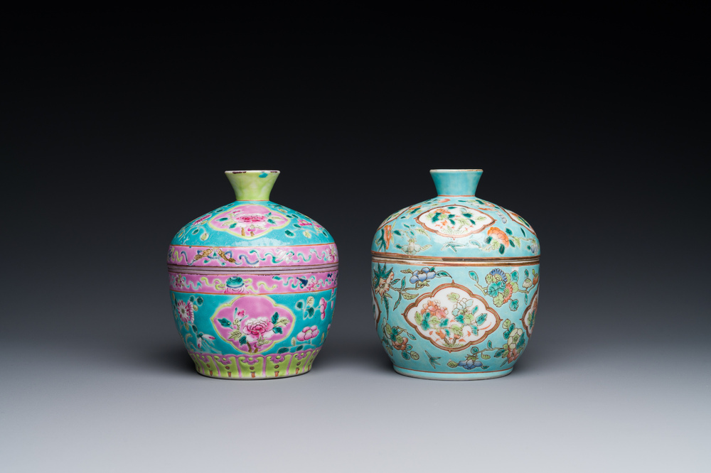 Deux bols couverts de type 'chupu' en porcelaine de Chine famille rose pour le march&eacute; Straits ou Peranakan, marque et &eacute;poque de Guangxu