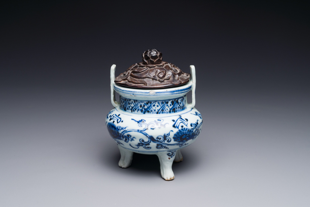 Br&ucirc;le-parfum tripode en porcelaine de Chine en bleu et blanc &agrave; d&eacute;cor floral au couvercle en bois, Ming