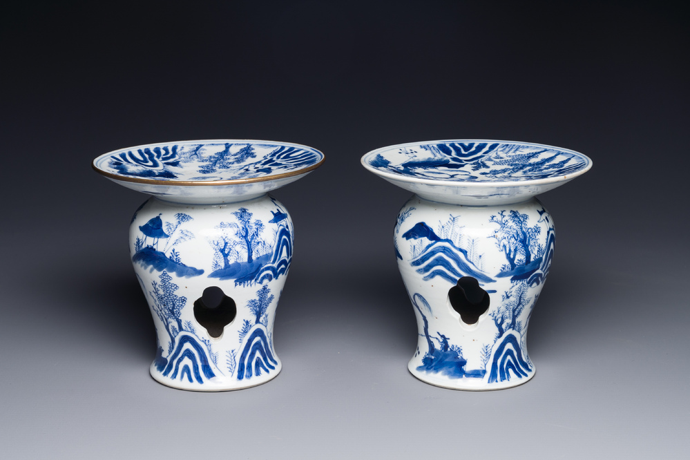 Een paar zeldzame Chinese blauw-witte offertazza's met 'visser, houthakker, boer en geleerde 漁樵耕讀圖' decor, Zhu Jiang Ruo Ji 珠江若記 merk, 19e eeuw