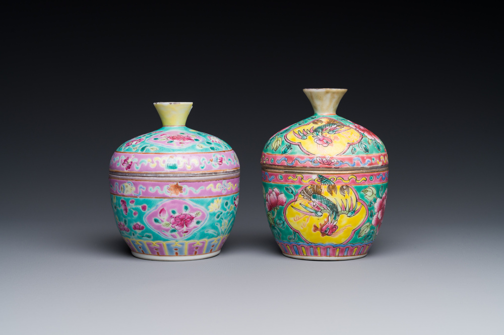 Deux bols couverts de type 'chupu' en porcelaine de Chine famille rose pour le march&eacute; Straits ou Peranakan, marque et &eacute;poque de Tongzhi