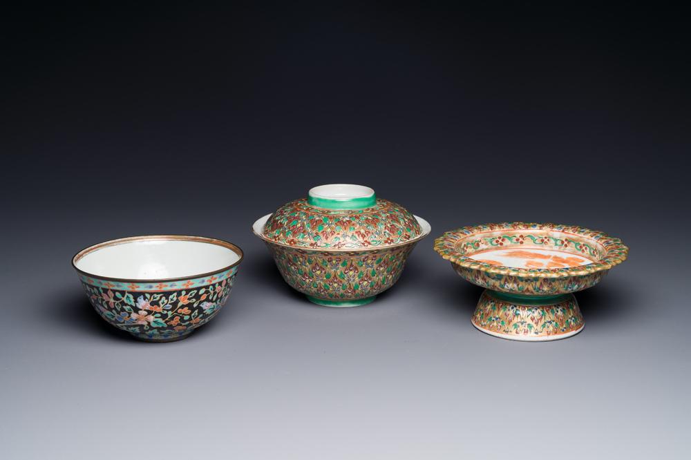 A Chinese Bencharong bowl, covered bowl and tazza for the Thai market, 19th C.