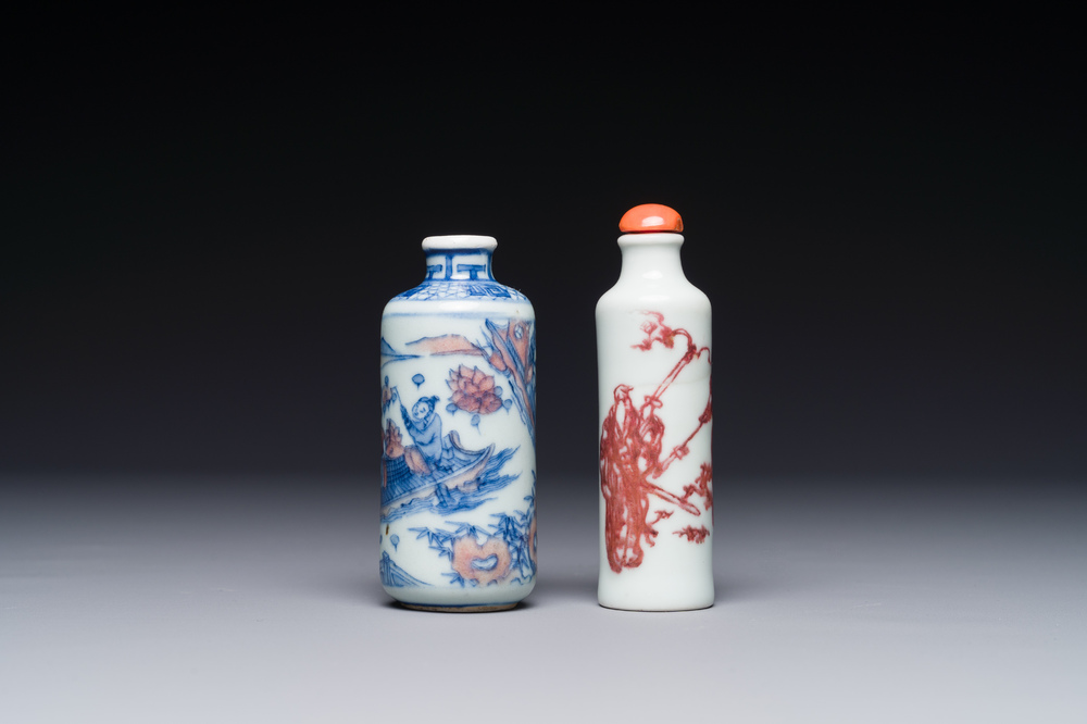 Deux tabati&egrave;res en porcelaine de Chine en bleu, blanc et rouge de cuivre, marque de Qianlong, 19&egrave;me