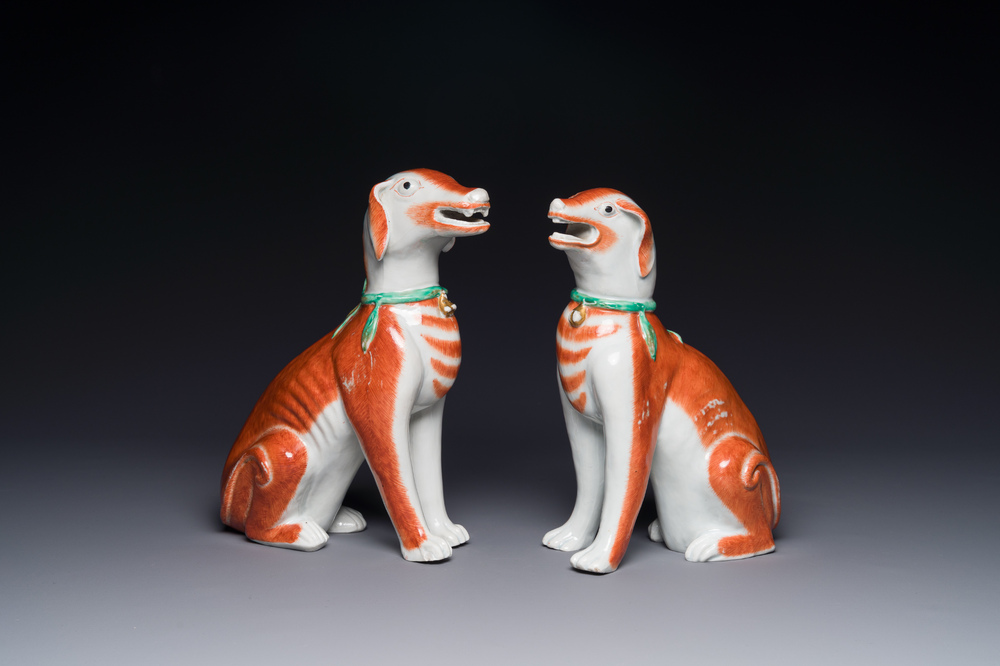 Paire de mod&egrave;les de chiens en porcelaine de Chine polychrome d'exportation, Qianlong