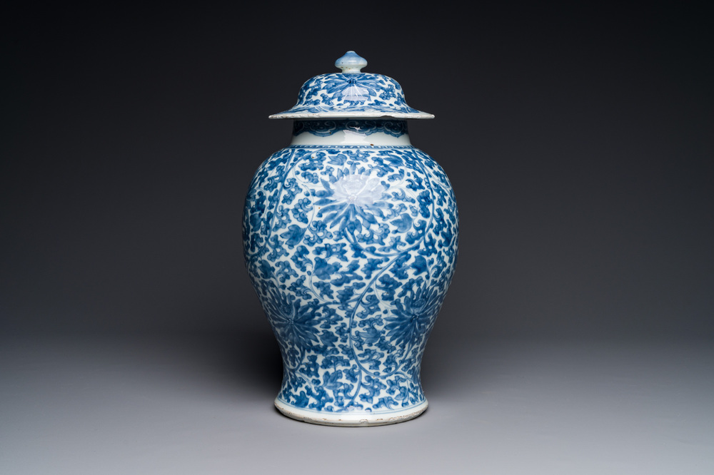 Vase couvert en porcelaine de Chine en bleu et blanc &agrave; d&eacute;cor de rinceaux de lotus, Kangxi
