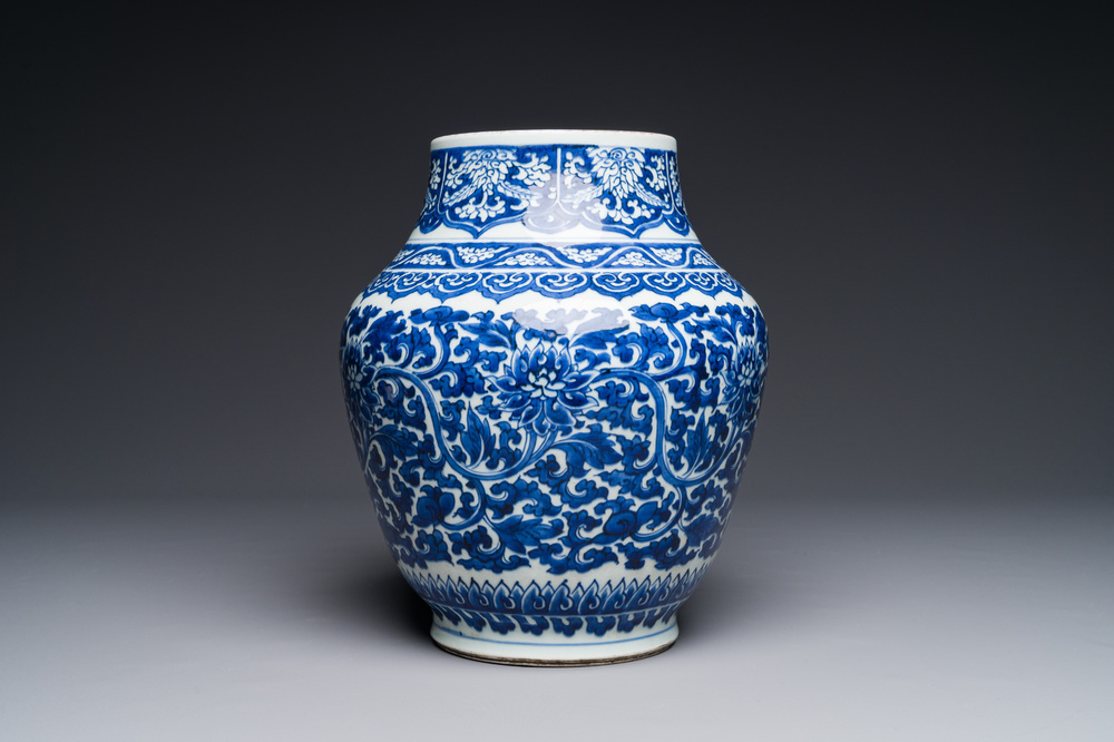 Vase en porcelaine de Chine en bleu et blanc &agrave; d&eacute;cor de rinceaux de lotus, p&eacute;riode Transition