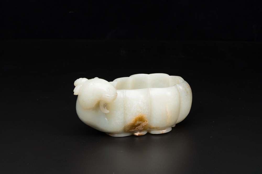 Lave-pinceaux en jade c&eacute;ladon en forme de fleur avec t&ecirc;te de b&eacute;lier, Chine, 17&egrave;me