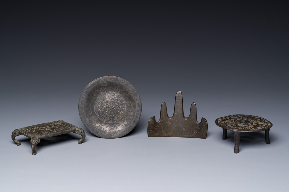 Groupe de quatre objets de bureau d'&eacute;rudit en bronze, marque Shi Sou 石叟, Chine, Ming/Qing