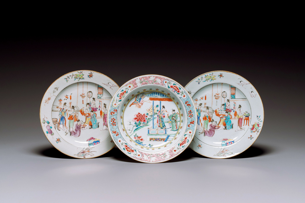 Paire d'assiettes en porcelaine de Chine famille rose &agrave; d&eacute;cor mandarin et une assiette &agrave; d&eacute;cor de 'Xi Xiang Ji' plate, Yongzheng/Qianlong