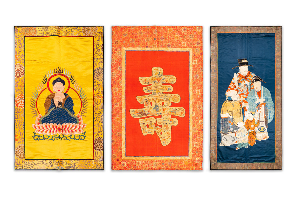Drie Chinese geborduurde zijden doeken met figuratieve decors, 19/20e eeuw