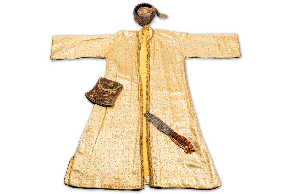 Een Iraanse met gouddraad geborduurde zijden kaftan, een hoed, een muntarmband en een Koranhouder, 19e eeuw