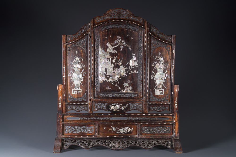A Chinese mother-of-pearl-inlaid wooden 'Romance of the Three Kingdoms' screen, 19th C.