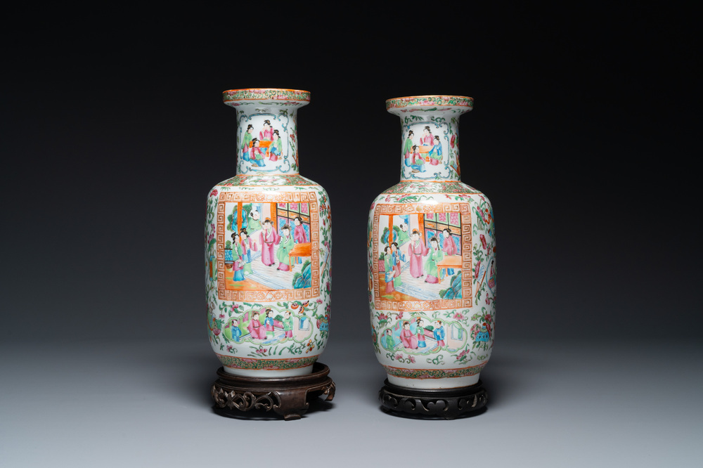 A pair of Chinese Canton famille rose vases with wooden stands, 19th C.