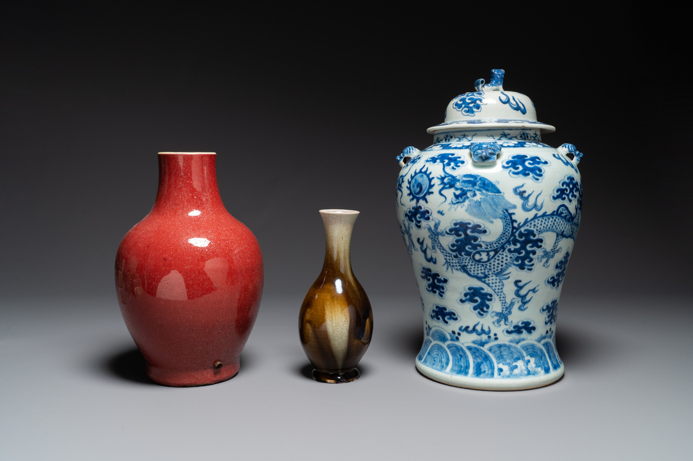 Deux vases en porcelaine de Chine monochrome et un vase couvert en bleu et blanc, 19&egrave;me