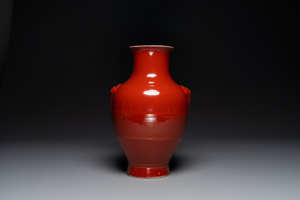 Vase de type 'hu' en porcelaine de Chine en rouge monochrome, marque de Qianlong, 19&egrave;me