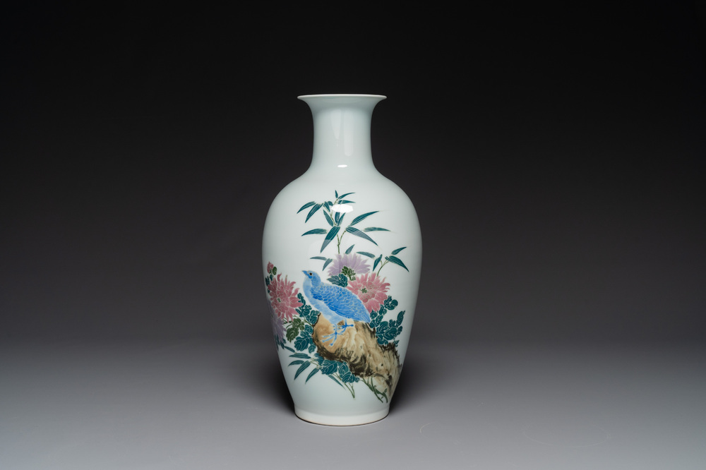 Vase en porcelaine de Chine en &eacute;maux polychromes &agrave; d&eacute;cor de cailles, marque Xuantong, dat&eacute; 1910