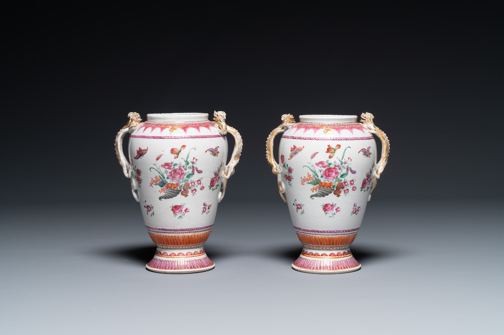 Paire de vases en porcelaine de Chine famille rose &agrave; d&eacute;cor de corne d'abondance aux anses en forme de chilong, Qianlong