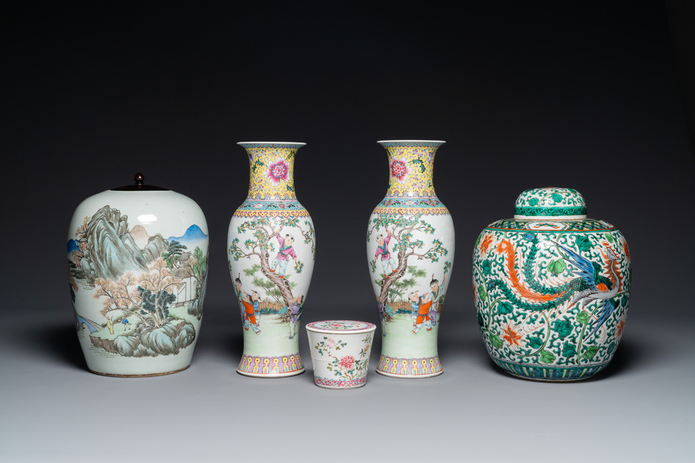 Een paar Chinese famille rose vazen, twee potten en een dekseldoos, 19/20e eeuw