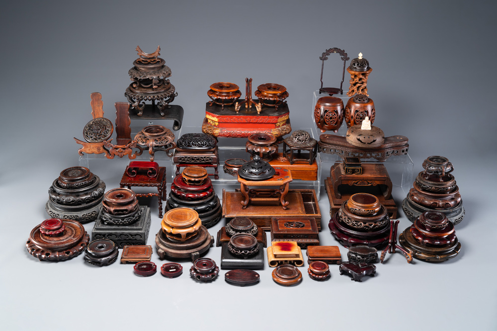 Grande collection de 76 socles et couvercles vari&eacute;s en bois et 2 bo&icirc;tes, Chine, 19/20&egrave;me