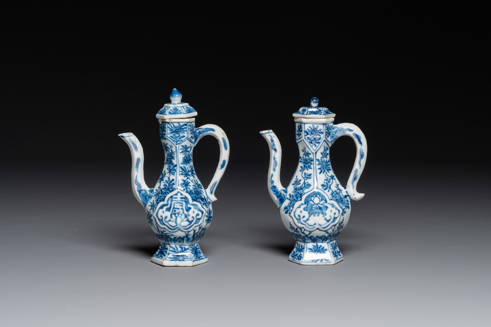 Deux verseuses couvertes en porcelaine de Chine en bleu et blanc, Kangxi