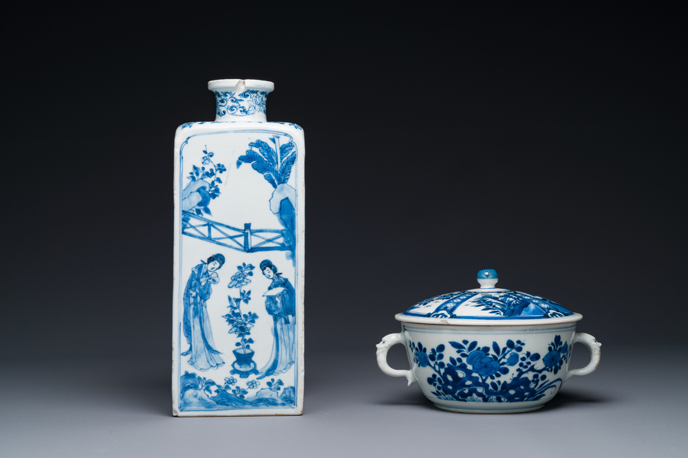 Bouteille de forme carr&eacute;e en porcelaine de Chine en bleu et blanc &agrave; d&eacute;cor des 'Longues Dames' et un bol couvert, Kangxi