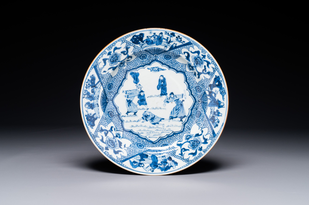 Assiette en porcelaine de Chine bleu et blanc &agrave; d&eacute;cor d'une punition, Yongzheng/Qianlong