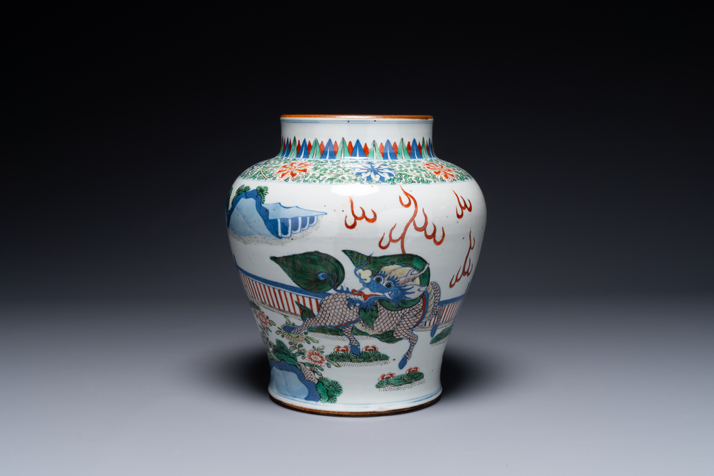 Vase de forme balustre en porcelaine de Chine wucai &agrave; d&eacute;cor de qilin, 19&egrave;me