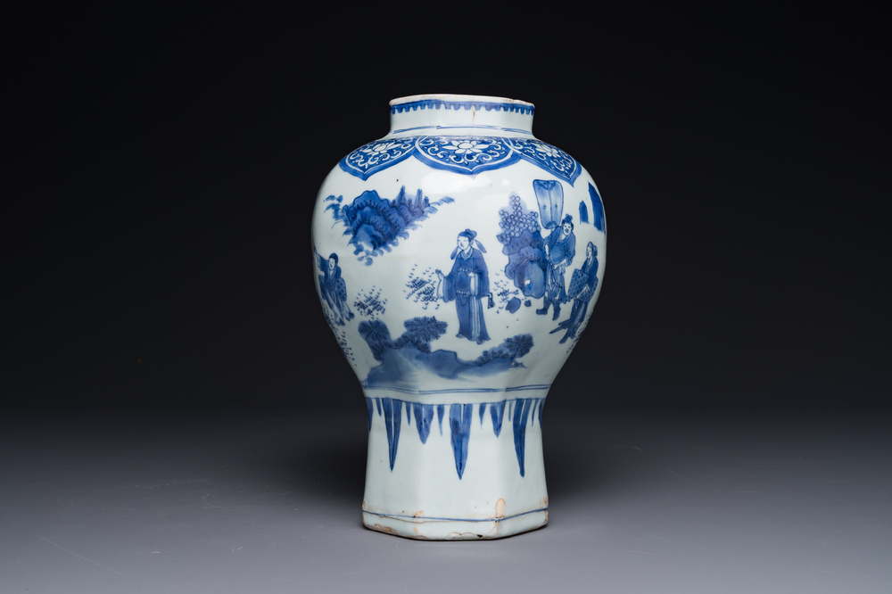 A Chinese blue and white octagonal 'Zhi Ri Gao Sheng 指日高昇' vase, Transitional period