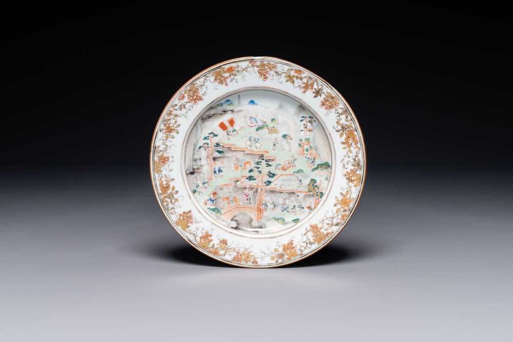 Rare assiette en porcelaine de Chine famille rose de Canton repr&eacute;sentant un fonctionnaire voyageant le long de la rivi&egrave;re des Perles, Qianlong