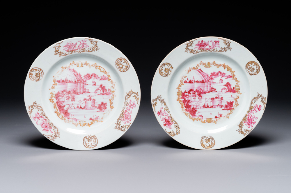 Paire d'assiettes en porcelaine de Chine en &eacute;maux rose &agrave; d&eacute;cor dor&eacute; d&rsquo;une vue sur le port, Qianlong