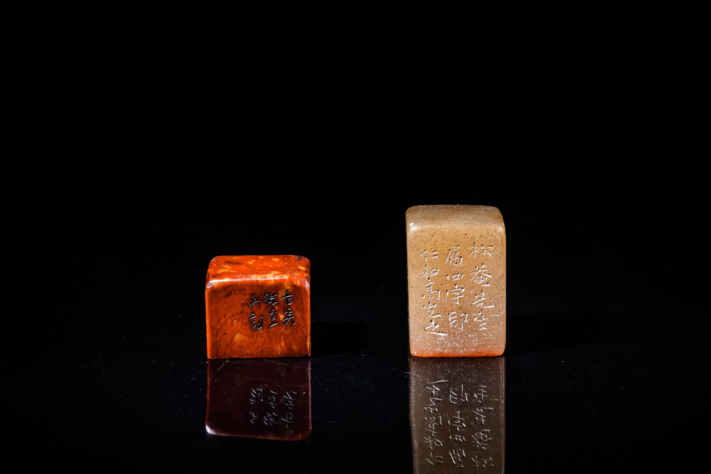 Een Chinese 'kippenbloed' spekstenen zegelstempel en een roodbruine jade zegelstempel, Qing